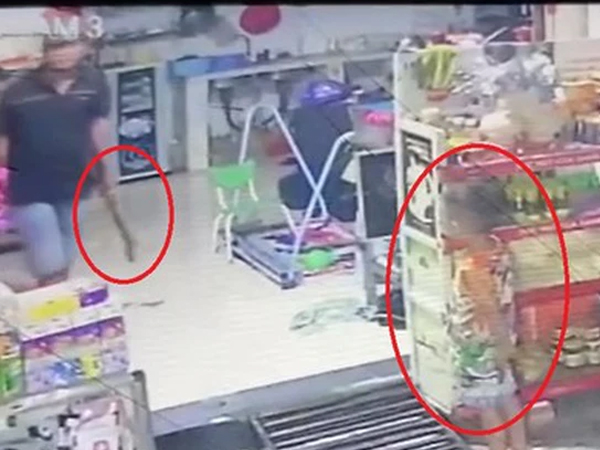 Clip: Bé trai hoảng loạn, thất thần nhìn cha bị người lạ xông vào nhà đánh đập