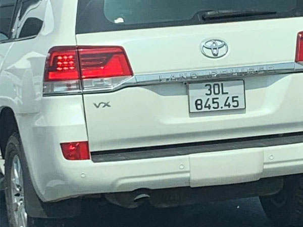 Phạt tiền tài xế ô tô Land Cruiser sửa biển số đi trên cao tốc