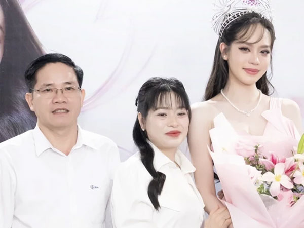 Bố mẹ Hoa hậu Thanh Thủy bật khóc khi con đăng quang Miss International 2024