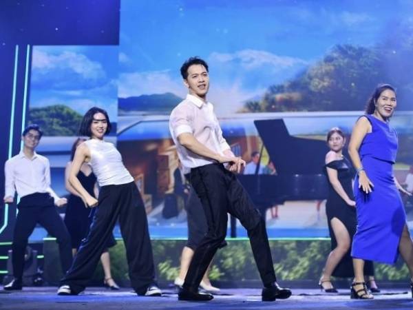 Chủ tịch ACB Trần Hùng Huy: Làm banker 20 năm không ai biết, nhúng chân vào showbiz cả nước hay