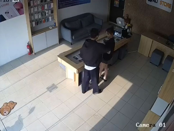 CLIP: Thanh niên dùng dao kề vào cổ nữ chủ tiệm điện thoại và đưa vào phòng trói lại