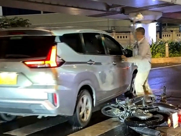 Người đàn ông dùng mũ bảo hiểm đập kính chắn gió ô tô sau va chạm