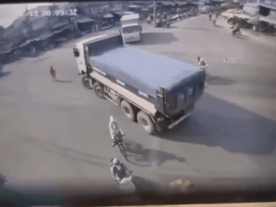 Clip: Liều lĩnh đi qua giao lộ như 'trong sân nhà', người phụ nữ gặp tai nạn thương tâm