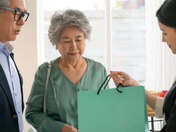 Mua tặng bố mẹ căn chung cư, tôi không ngờ mẹ cho luôn em trai, cũng may tôi đã đề phòng trước