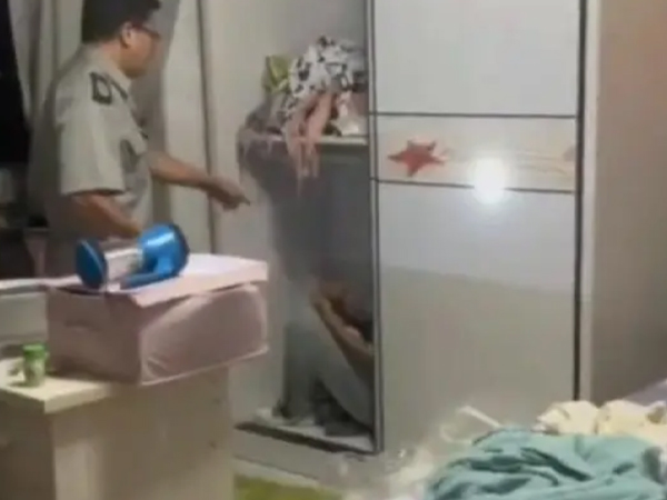 Cửa tủ bị kẹt từ bên trong, chủ nhà tìm người giúp đỡ: Chứng kiến cảnh bên trong, chân tay cô rụng rời