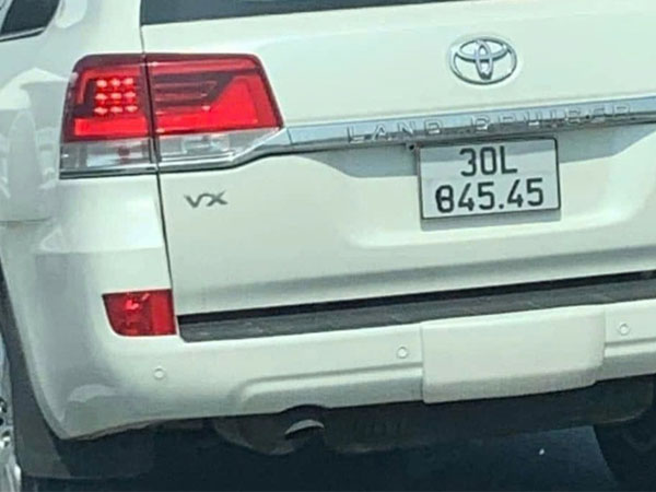 Dán băng dính sửa biển số rồi vô tư phạm luật khác nào 'gắp lửa bỏ tay người'