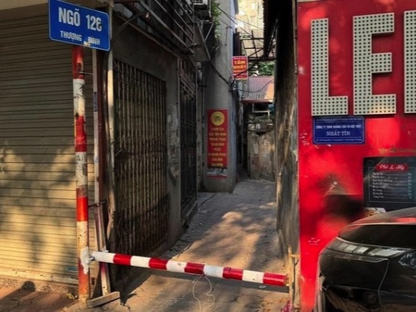 Hà Nội: Tranh cãi dựng barie trong ngõ 2 xe máy khó tránh nhau