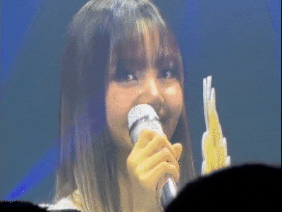 Lisa bật khóc, có phản ứng lạ khi fan 'dí' chuyện yêu bạn trai CEO tỷ phú