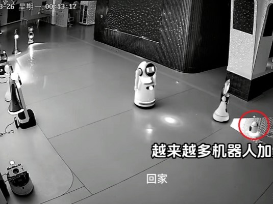 Clip: Robot nhỏ rủ rê 12 robot lớn 'bỏ việc' gây xôn xao Trung Quốc