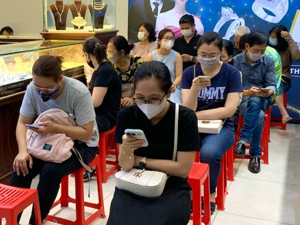 Gần 200 người xếp kín tiệm vàng, người bán muốn 'trao tay' vì sợ chờ lỗ thêm