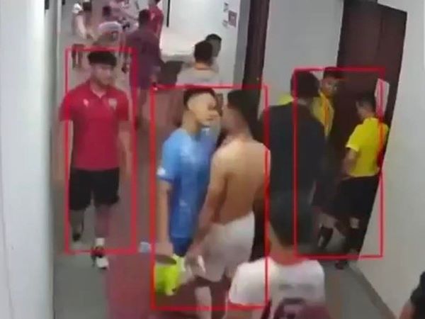 Vụ ẩu đả gây đổ máu xôn xao làng bóng Việt: Camera hé lộ người gây hấn trước, VFF chuẩn bị ra án phạt