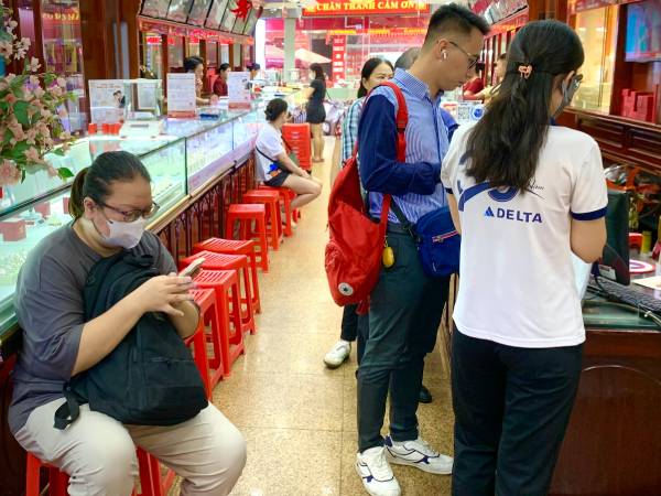 Giá vàng đột ngột tăng, tiệm 'quay xe' bán ra 1 chỉ, khách bực bội về thẳng