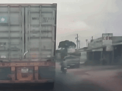 Mở cửa không quan sát, lái xe bán tải gây va chạm khiến người đi xe máy tử vong
