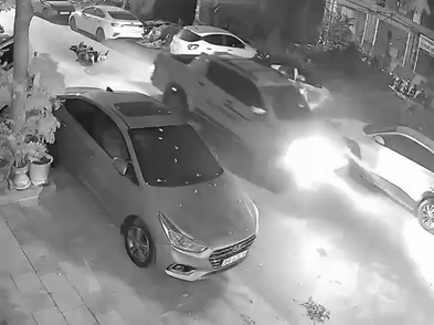 Clip: Chạy trốn cảnh sát, tài xế xe bán tải đâm hỏng hàng loạt ôtô, xe máy