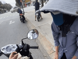 Hơn 5 triệu lượt xem clip bà lão ăn xin rút tiền trên tay chàng trai Bình Dương