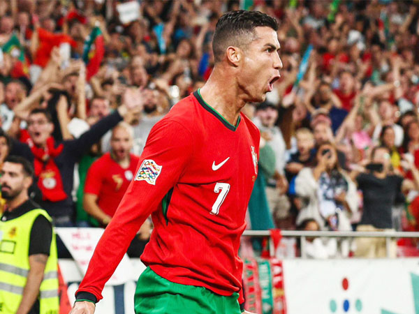 Ronaldo lập siêu phẩm 'ngả bàn đèn', Bồ Đào Nha thắng to
