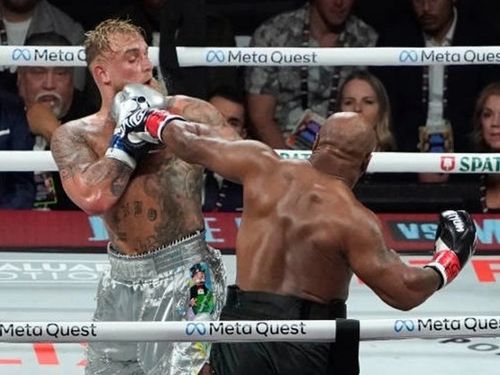 Jake Paul đánh bại Mike Tyson sau 8 hiệp đấu, nhận 40 triệu USD