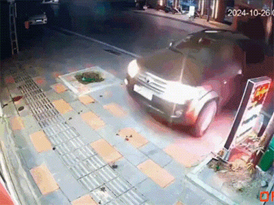 Clip: Pha xử lý khó hiểu của nữ tài xế ô tô khiến nhiều người rùng mình sợ hãi