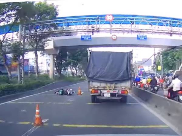 Nam shipper tử vong trên quốc lộ ở TPHCM, xe máy văng xa cách 20m