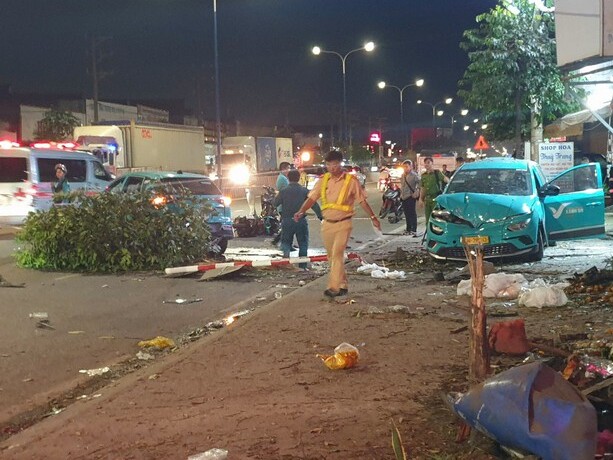 Hai taxi điện, 2 xe máy tông liên hoàn, bẹp dúm ở Bình Dương