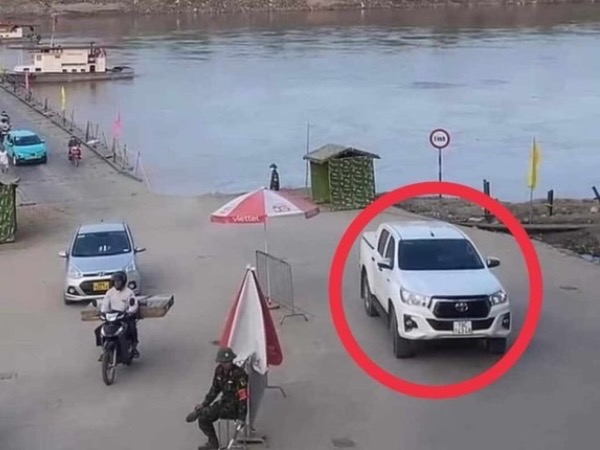 Tước giấy phép lái xe 2 tháng tài xế vượt ẩu tại cầu phao Phong Châu