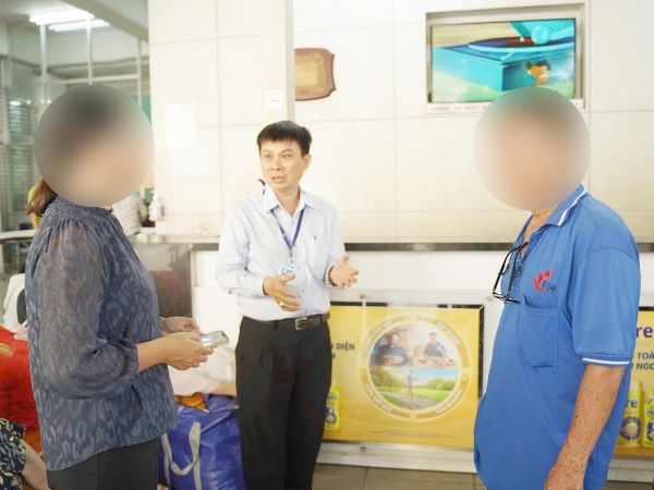 Nhiều phụ huynh hốt hoảng đến Bệnh viện Chợ Rẫy tìm con 'đang cấp cứu'