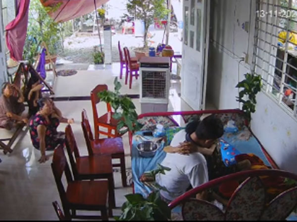Nghẹn ngào cái ôm cuối má dành cho ba trước lúc rời xa cõi tạm: Không nỗi đau nào bằng nỗi đau ly biệt