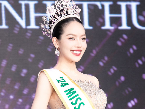 Hoa hậu Thanh Thủy 'nuốt mic' tại sự kiện, lên tiếng về hành động khó hiểu trong đêm đăng quang