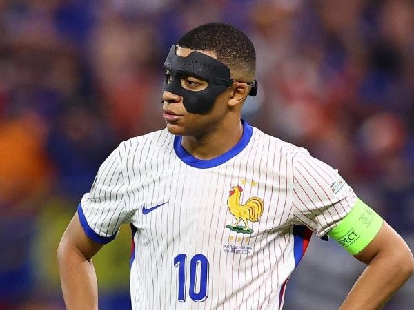 Deschamps xem xét bỏ băng đội trưởng tuyển Pháp với Mbappe