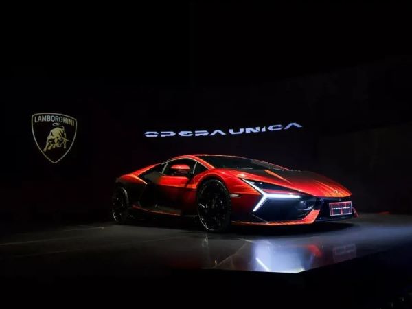 Siêu phẩm Lamborghini Revuelto Opera Unica màu đỏ độc nhất thế giới
