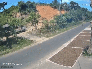Kinh hoàng khoảnh khắc xe máy lao thẳng vào ô tô, 2 người tử vong thương tâm