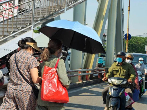 Người Hà Nội toát mồ hôi giữa mùa Đông: 'Nghe nói sắp lạnh mà cũng chưa biết sắp là bao giờ'