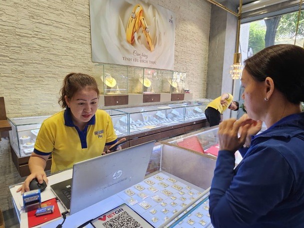 Tối 19-11, giá vàng miếng SJC, vàng nhẫn chưa dừng đà tăng mạnh