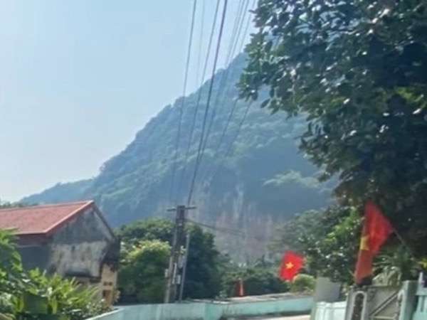 Khởi tố hai đối tượng có hành vi xúc phạm Quốc kỳ