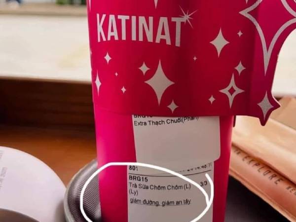 Bị chỉ trích vì ly trà sữa dán tem 'giảm an tây', KATINAT ra thông cáo, sa thải nhân viên