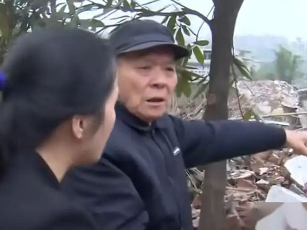 Bố mẹ đòi kiện con gái vì 'không chia tiền cho anh trai' nhưng bị đáp trả bằng 1 tờ giấy đặc biệt