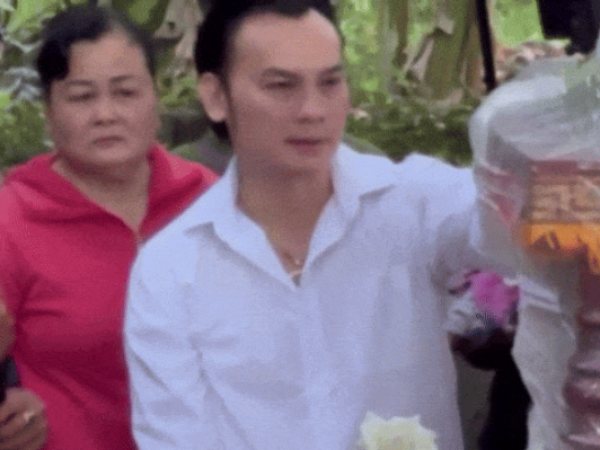 Xót xa hình ảnh NSƯT Kim Tiểu Long cầm hoa trắng tiễn biệt con gái nuôi lần cuối
