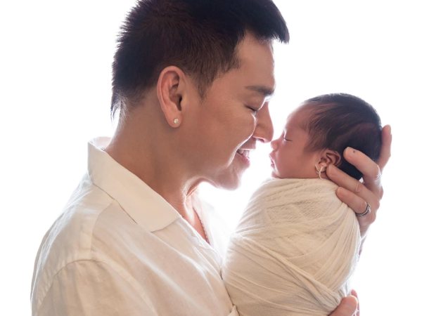 Quang Minh khoe cận nhóc tỳ mới chào đời, thừa nhận 1 điều khi có con ở tuổi 65