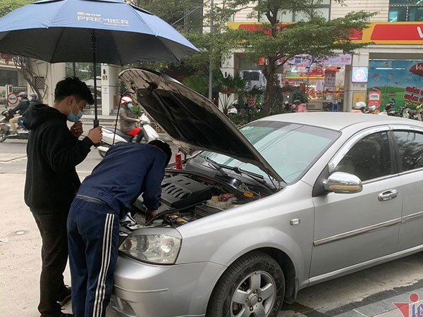 Thợ sửa xe đến cứu ô tô nằm đường, xong việc lấy 300 nghìn liền bị nói 'lùa gà'