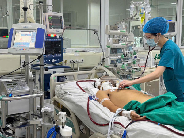Người đàn ông lái máy xúc nguy kịch vì bị vi khuẩn 'ăn thịt người' tấn công