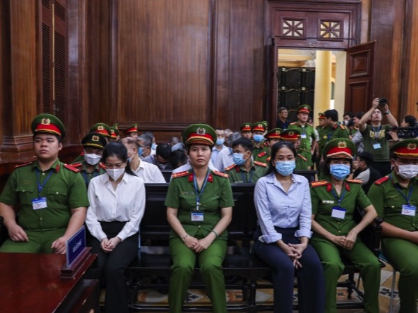 Hình ảnh cựu Bí thư Bến Tre Lê Đức Thọ và các bị cáo vụ Xuyên Việt Oil tại tòa