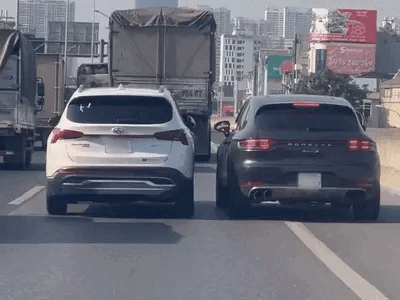 Ô tô chèn ép trên cao tốc, hai người trong xe thò tay đập gương xe nhau