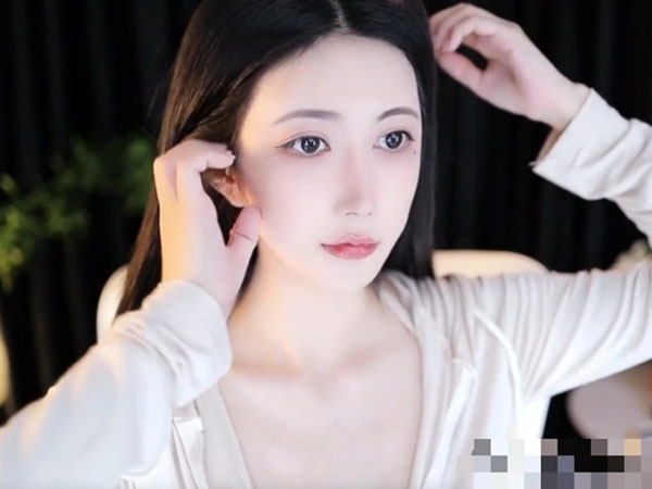 Nữ streamer xinh đẹp có dấu hiệu bất ổn: Làm hành động 'dại dột' trên livestream khiến fan suýt phải gọi cảnh sát, nền tảng buộc phải ngắt live khẩn cấp