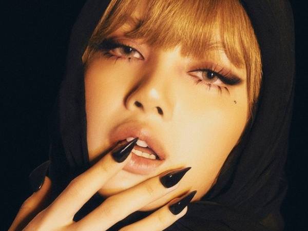 Lisa (BLACKPINK) gây lo ngại