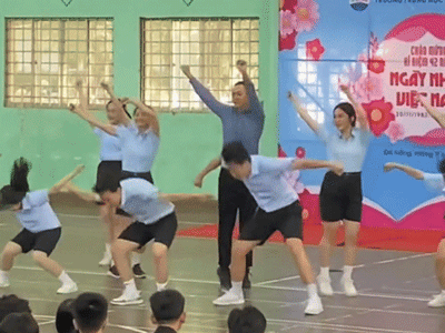 Thầy giáo 'trà trộn' vào đám đông học sinh đang nhảy văn nghệ 20/11, ai dè giật luôn spotlight và hút hơn 1 triệu view