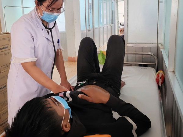 7 người trong một gia đình nhập viện sau khi ăn thịt chó