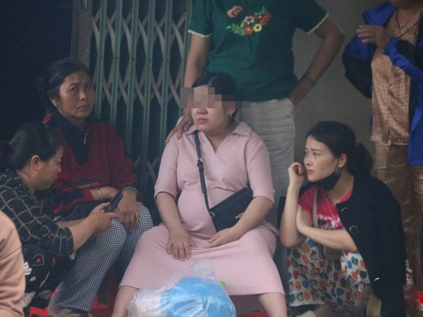 Vụ xe chở rác rơi xuống sông khiến 2 người mất tích: Vợ bầu mong ngóng tin chồng