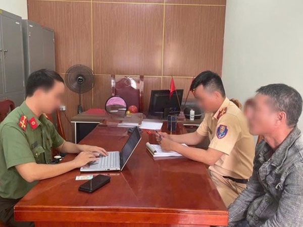 Nghe vợ kể con gái bị CSGT phạt tiền triệu, bố lên mạng 'bênh' liền bị phạt nặng hơn