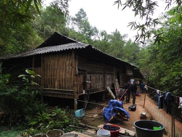 Con trai đổ xăng lên người đốt chết bố mẹ