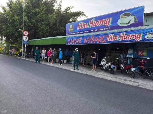 Đang nằm võng nghỉ mệt bị bạn mang dao chém lìa ngón tay